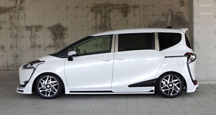 Toyota Sienta pakai body kit simple MZ Speed