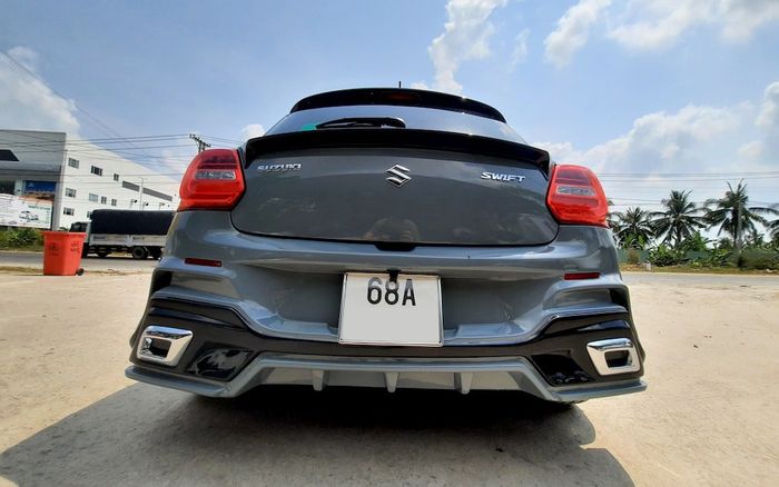 Bumper belakang Suzuki Swift juga dibuat lebih sporty