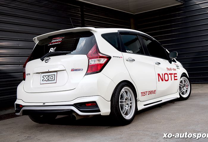 Tampilan belakang modifikasi Nissan Note e-Power berdandan racing