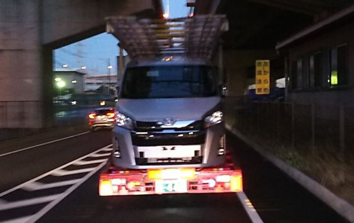 Tampilan Hiace baru dari depan