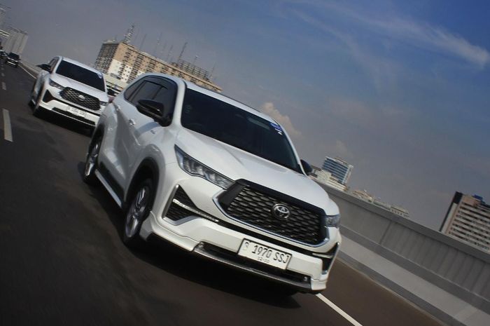 Kejadian Innova Zenix Hybrid Q pecah ban, Toyota Indonesia belum buka suara.