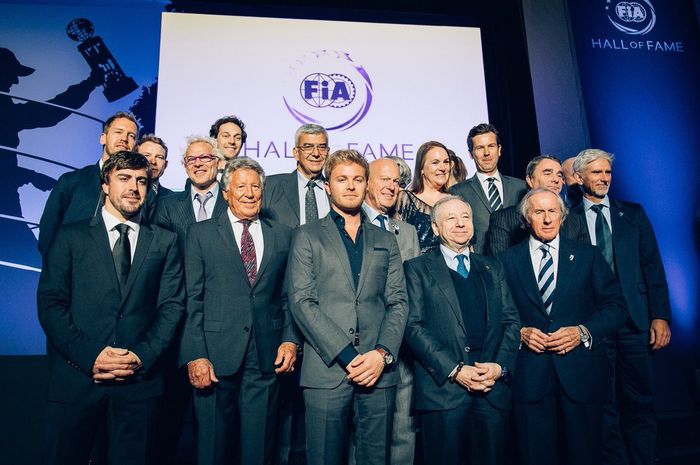 Juara dunia F1 yang hadir di acara FIA Hall of Fame di Paris, Perancis, di antaranya kiri ke kanan di depan: Fernanso Alonso, Mario Andretti, Nico Rosberg, Jean Todt (Presiden FIA), Jackie Stewart, baris kedua di kiri: Sebastian Vettel dna Jack Villeneuve, di kanan: Nigel Mansell dan Damon Hill