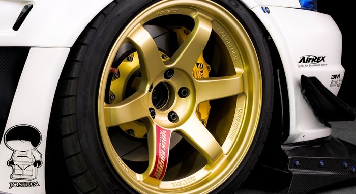 Modifikasi Mitsubishi Lancer Evo X ditopang pelek Volk Racing TE37SL