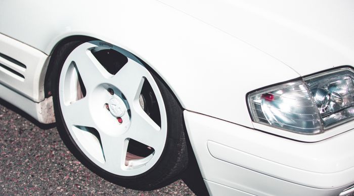 Pelek diganti menggunakan Fifteen52 Tarmac ukuran 18