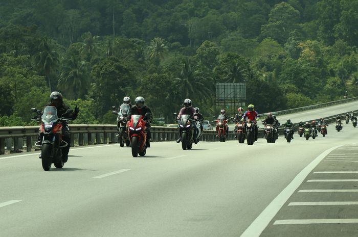 Riding di jalan Tol yang sepi