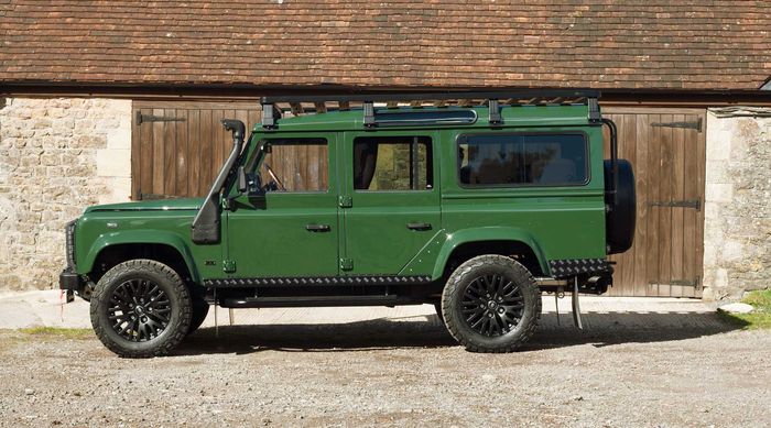 Tampilan samping modifikasi Land Rover Defender dengan tema Game of Thrones