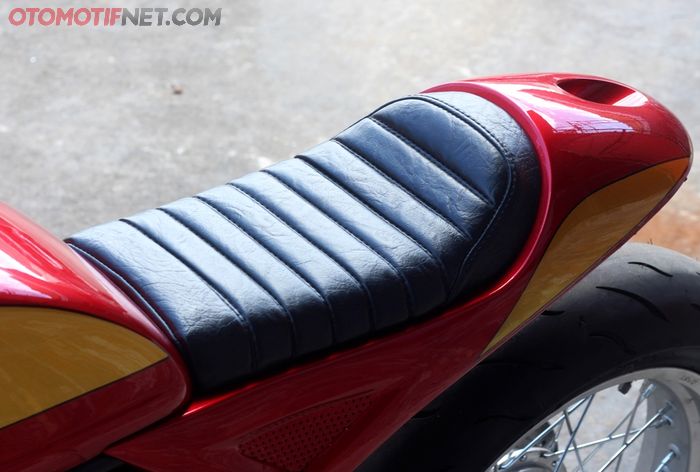 Jok Yamaha XSR 155 kini model single seater yang dibalut kulit sintetis berwarna hitam