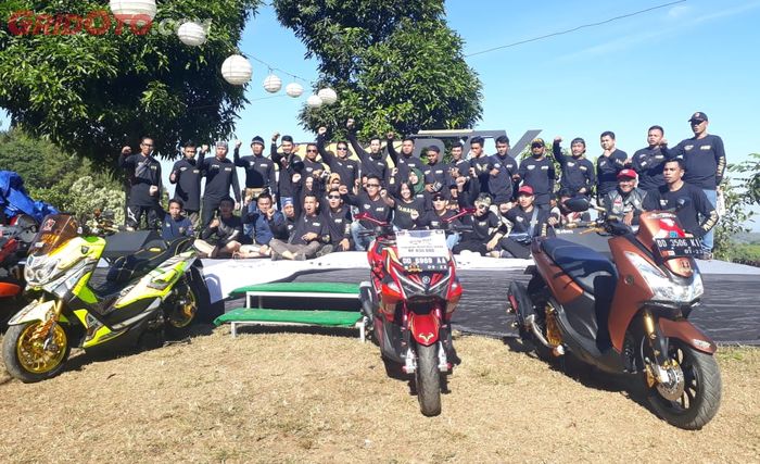 Para peserta MAXI Yamaha Day 2019 Sulawesi Selatan berfoto bersama di panggung acara.