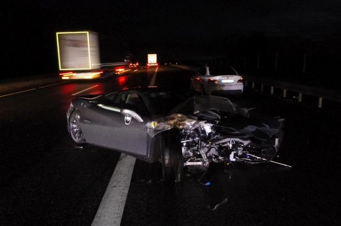 Muka Ferrari F8 Tributo enggak berbentuk gara-gara kecelakaan di jalan tol Jerman.