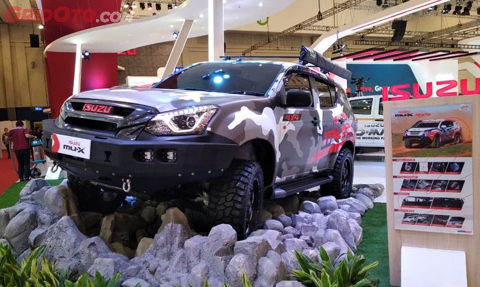 Isuzu MU-X 4x4 dengan jubah kamuflase