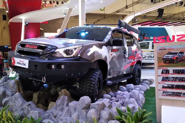 Isuzu MU-X 4x4 dengan jubah kamuflase