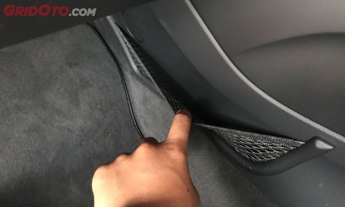 kantung pada sisi samping konsol tengah Audi A3 Sportback