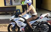 Alamak, Polwan Cantik Tunggangi New Ninja 250, Senyumnya Bikin Klepek-klepek