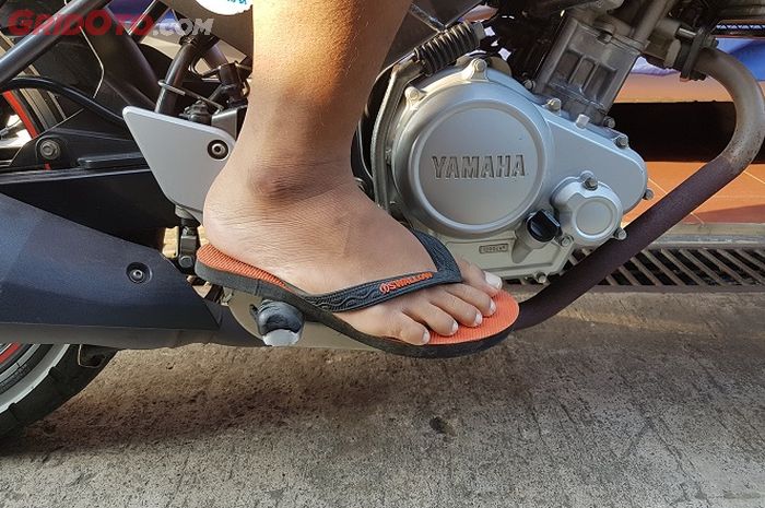 Ilustrasi naik motor pakai sandal