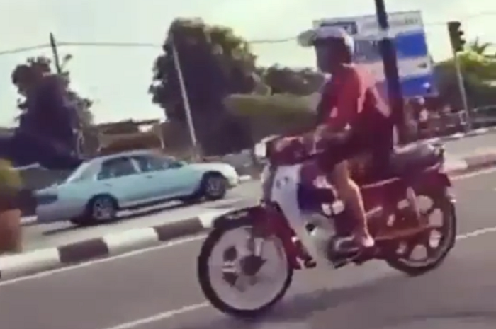 Coba melakukan aksi wheelie