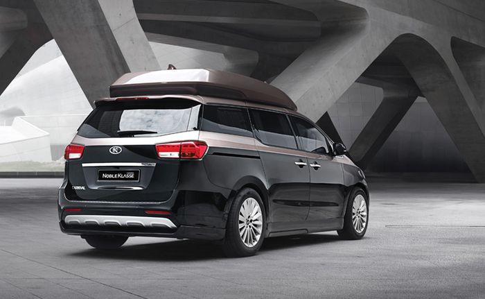 Tampilan belakang Kia Grand Sedona hasil garapan Noble Klasse