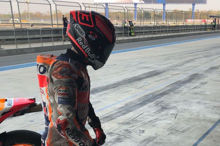 Marc Marquez usai terjatuh di hari ketiga tes pramusim MotoGP 2018 di Thailand