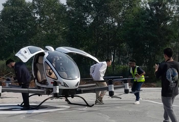 Utusan Khusus Presiden Bidang Pembinaan Generasi Muda dan Pekerja Seni, Raffi Ahmad hadiri langsung uji coba EHang 216-s di kawasan PIK2, Tangerang