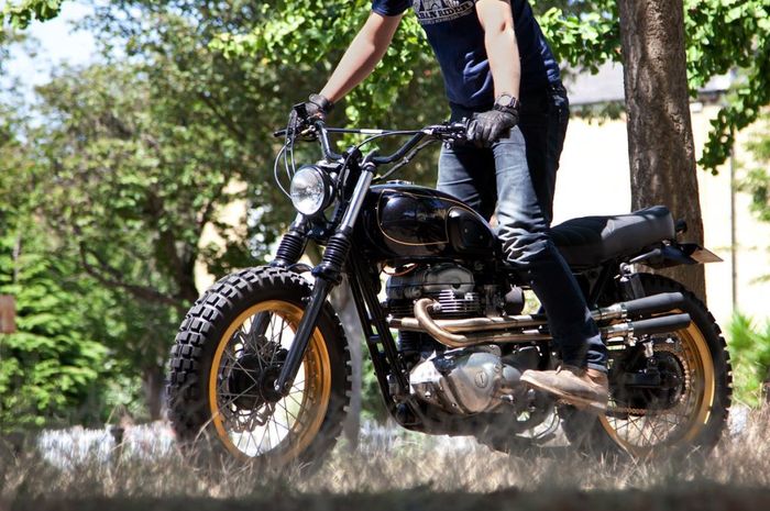 Kawasaki W175 street tracker besutan Urban Rider