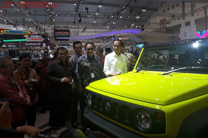 Jokowi bersama Soebronto Laras berfoto di  depan Jimny