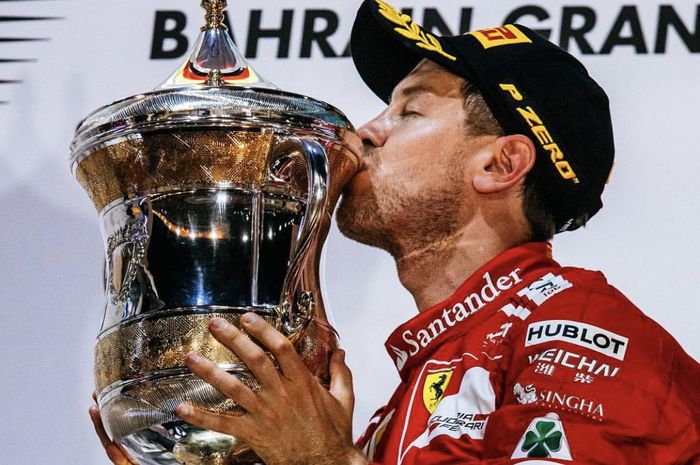 Mencium trofi kemenangan jadi ciri khas Sebastian Vettel, seperti di GP F1 Bahrain 2017