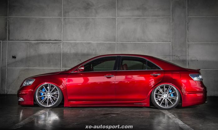 Modifikasi Toyota Camry lama VIP Style ditopang airsus dan pelek Leonhardirtt