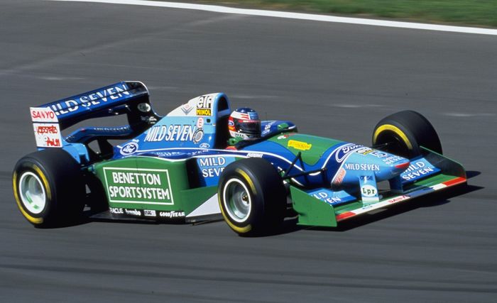 Michael Schumacher diganjar larangan balapan sebanyak dua seri akibat menyalip Damon Hill di lap formasi F1 Inggris 1994.