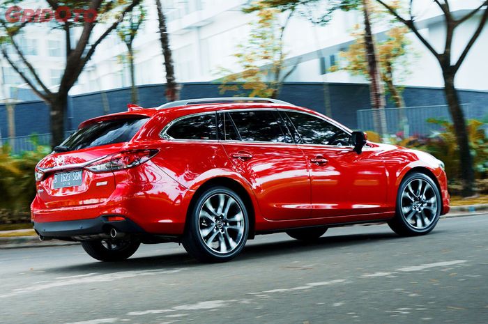 Mazda6 Estate tampak lebih keren dilihat dari belakang