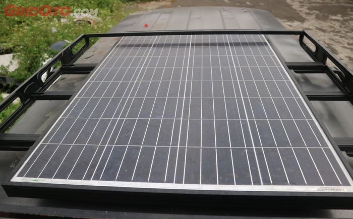 Panel surya terpasang di bagian atap yang menyerap energi matahari