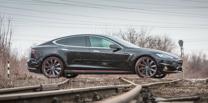 Tampilan samping modifikasi Tesla Model S garapan Larte Design