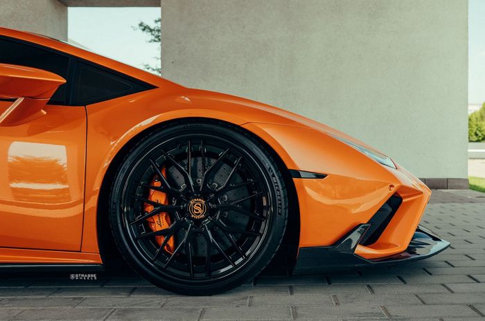 Modifikasi Lamborghini Huracan pakai pelek SV10 M Deep Concave FS