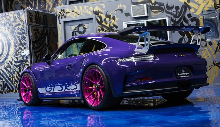 Tampilan belakang Porsche 911 GT3 pakai warna ungu