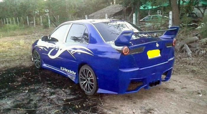 Mitsubishi Lancer dengan buritan Ferrari 458 