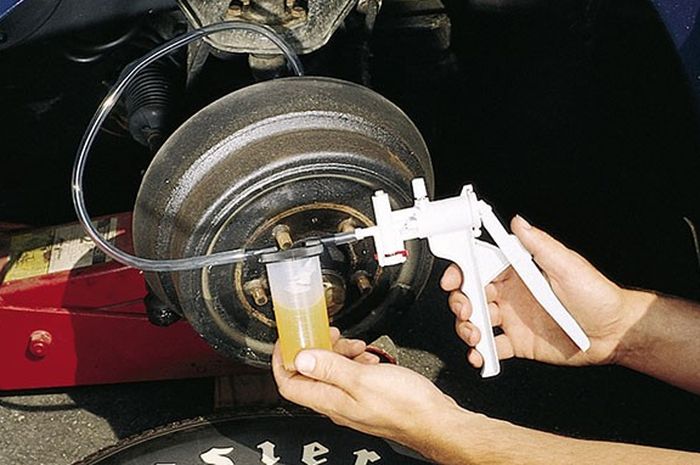 Alat vakum khusus untuk melakukan vacuum bleeding pada rem mobil