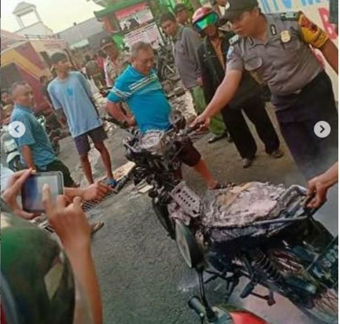 Honda Revo yang terbakar di dalam SOBU daerah Pati, Jawa Tengah