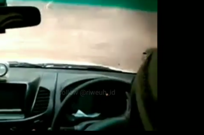 Video kepanikan penumpang di dalam kabin saat Strada triton terseret sungai