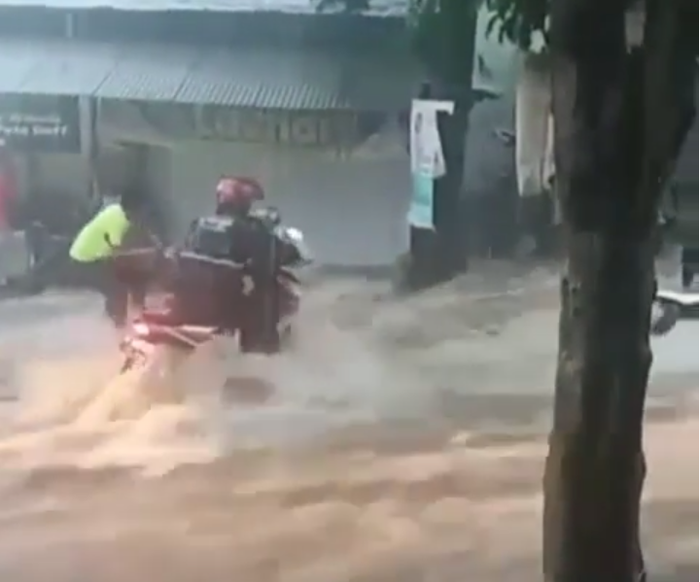 pemotor Honda BeAt nyaris terseret arus banjir