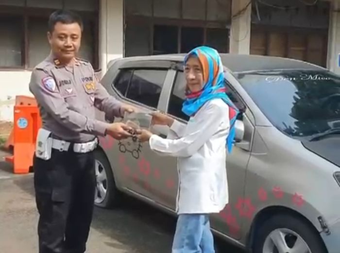 Viral video memperlihatkan sebuah mobil Toyota Agya yang hilang sejak tahun 2018 kembali ke sang pemilik