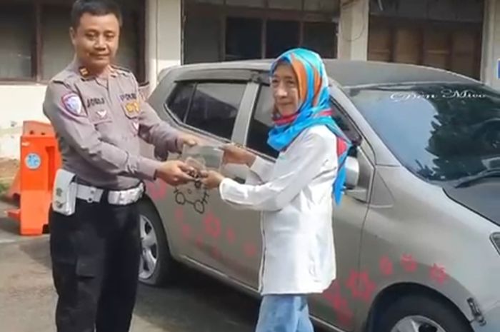 Viral video memperlihatkan sebuah mobil Toyota Agya yang hilang sejak tahun 2018 kembali ke sang pemilik