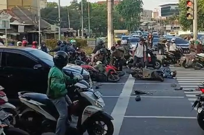 Kecelakaan di perempatan Slipi Jakarta Barat