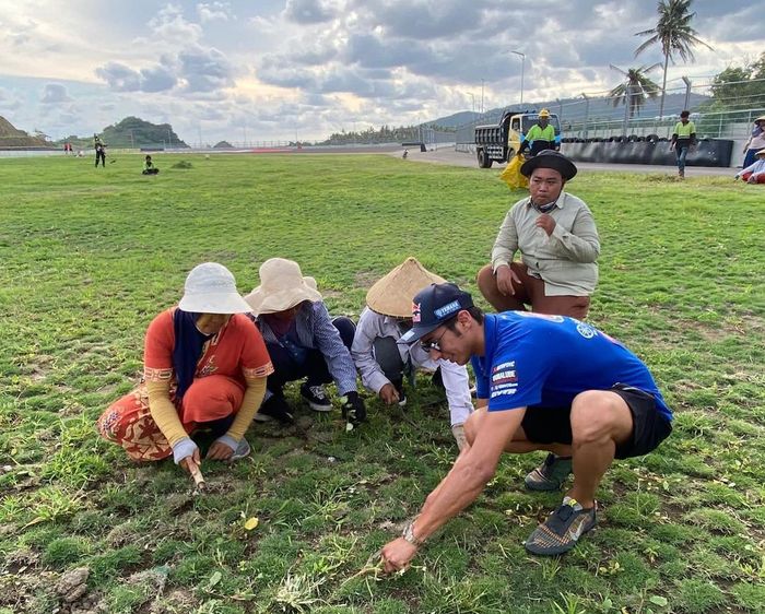 Toprak Razgatlioglu mengunggah foto sedang memotong rumput bersama warga lokal di Sirkuit Mandalika