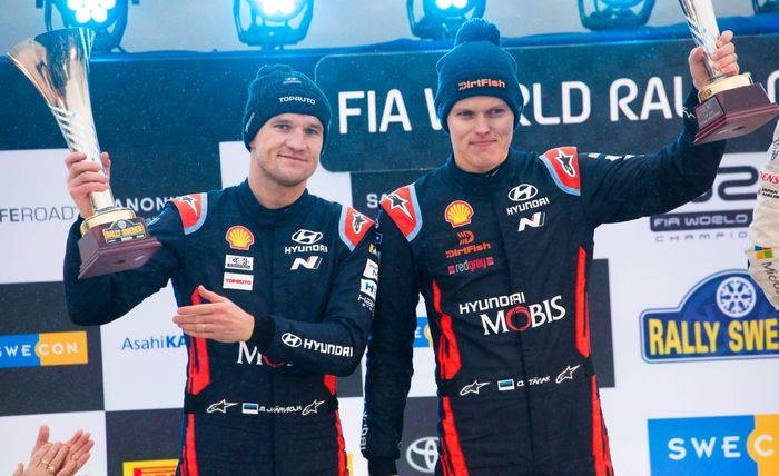 Pereli tim Hyundai, Ott Tanak (kanan) dan co-driver Matin Jarveoja naik podium runner-up di reli Swedia 2020