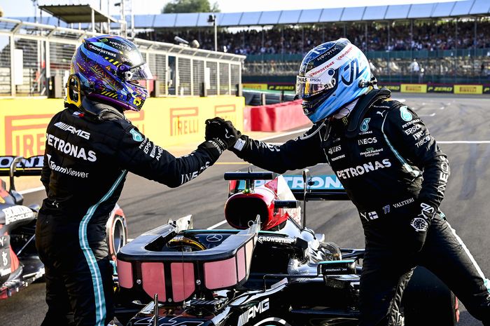 Valtteri Bottas (kanan) memberi ucapan selamat kepada Lewis Hamilton yang menang di F1 Inggris 2021
