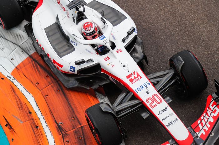 Kevin Magnussen mengemudikan mobil Haas VF-22 di F1 Miami 2022. Tim Haas membawa paket upgrade di F1 Hongaria hanya untuk mobil Magnussen