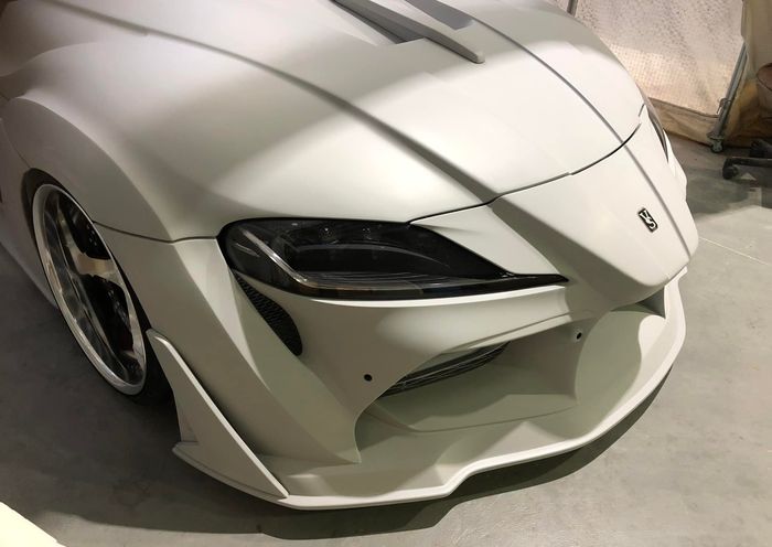 Tampilan bumper depan modifikasi Toyota Supra A90 buatan Veilside