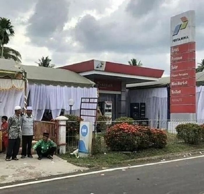 Pintu masuk dan keluar pom bensin ditutup oleh tenda pernikahan