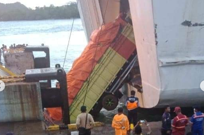 Truk troonton terjebur ke laut saat akan masuk ke lambung kapal