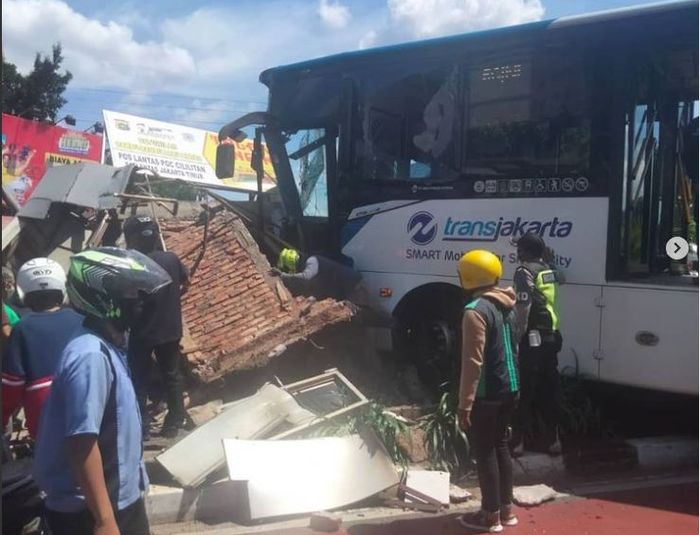 Kondisi sesaat bus TransJakarta tabrak Pospol PGC, Kramat Jati, Jakarta Timur