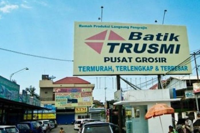 Kampung Batik Trusmi di Cirebon bisa jadi lokasi wisata batik asyik bagi kamu yang pulang mudik lewat Jalur Pantura atau Tol Cipali