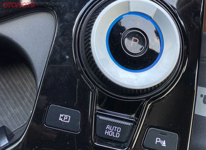 Di konsol tengah Kia EV6 GT-Line terdapat beberapa tombol pengaturan, termasuk tombol Power serta knob model putar untuk memposisikan transmisinya.